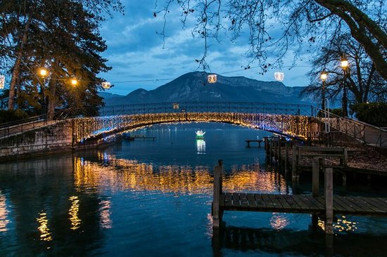https://mdw-travel-data-us-east-1.s3.amazonaws.com/img/country/France/Pont-des-Amours/img_01.jpg