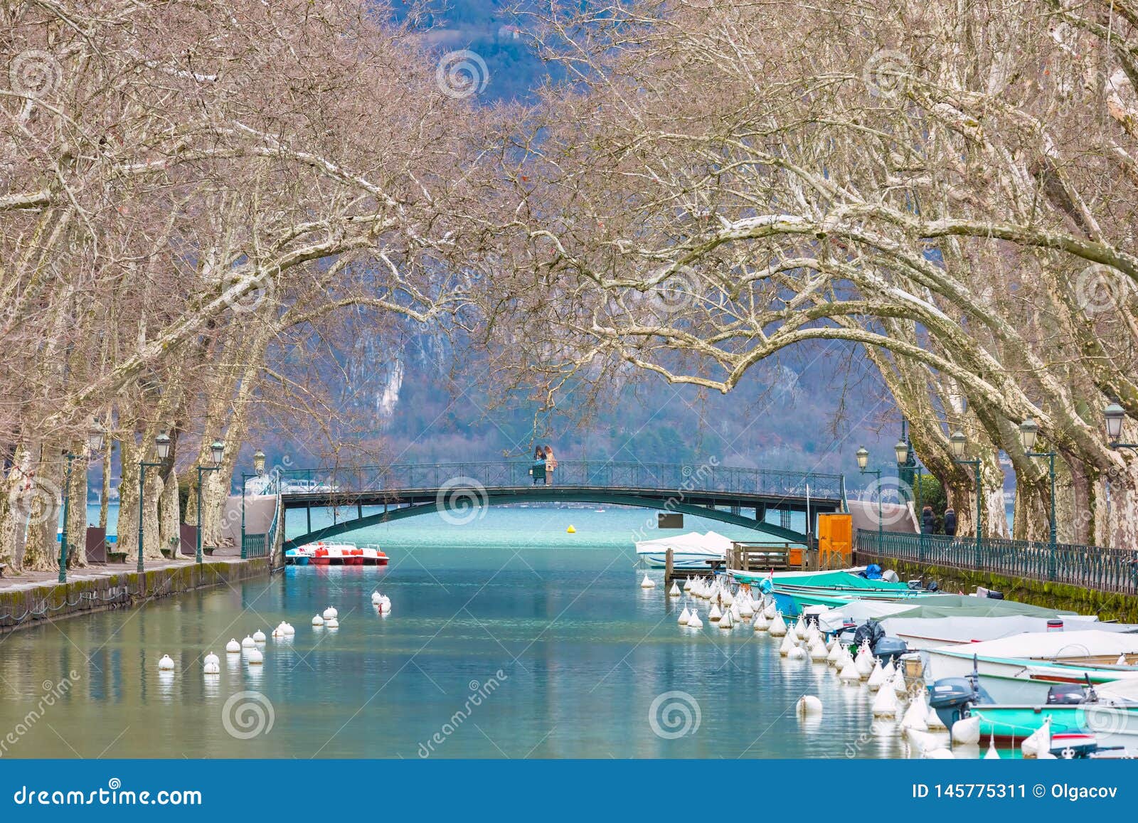 https://mdw-travel-data-us-east-1.s3.amazonaws.com/img/country/France/Pont-des-Amours/img_02.jpg