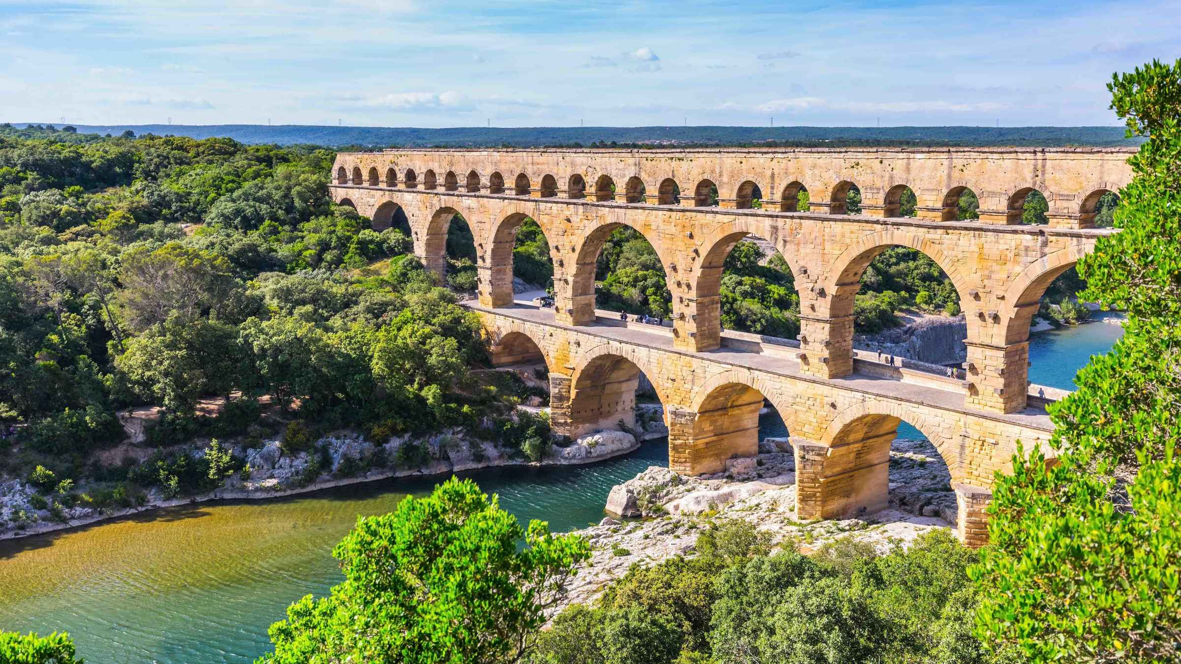 https://mdw-travel-data-us-east-1.s3.amazonaws.com/img/country/France/Pont-du-Gard/img_01.jpg