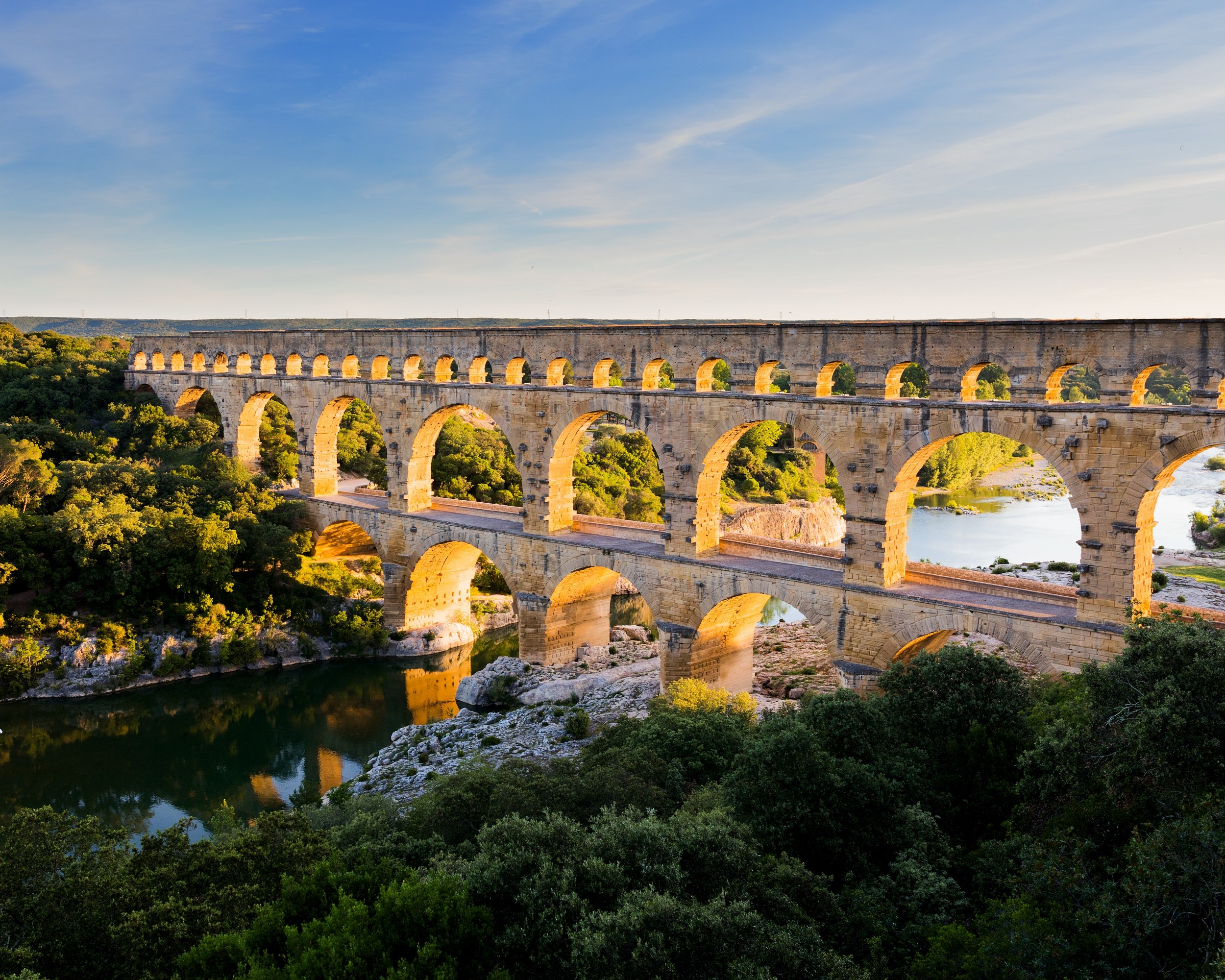 https://mdw-travel-data-us-east-1.s3.amazonaws.com/img/country/France/Pont-du-Gard/img_02.jpg