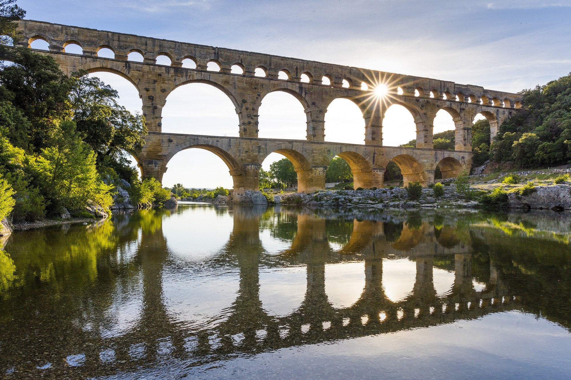 https://mdw-travel-data-us-east-1.s3.amazonaws.com/img/country/France/Pont-du-Gard/img_03.jpg
