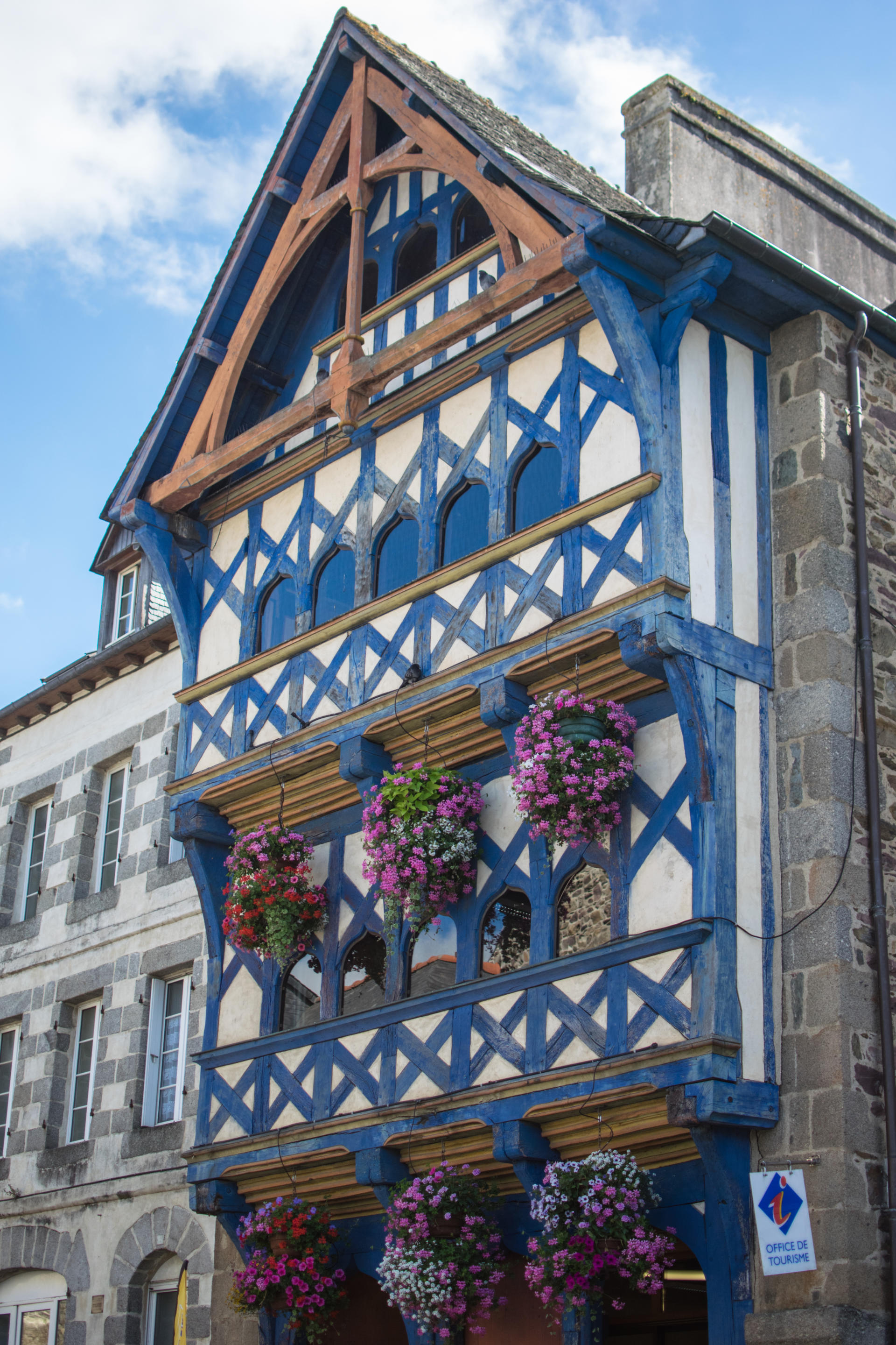 https://mdw-travel-data-us-east-1.s3.amazonaws.com/img/country/France/Pontrieux/img_01.jpg
