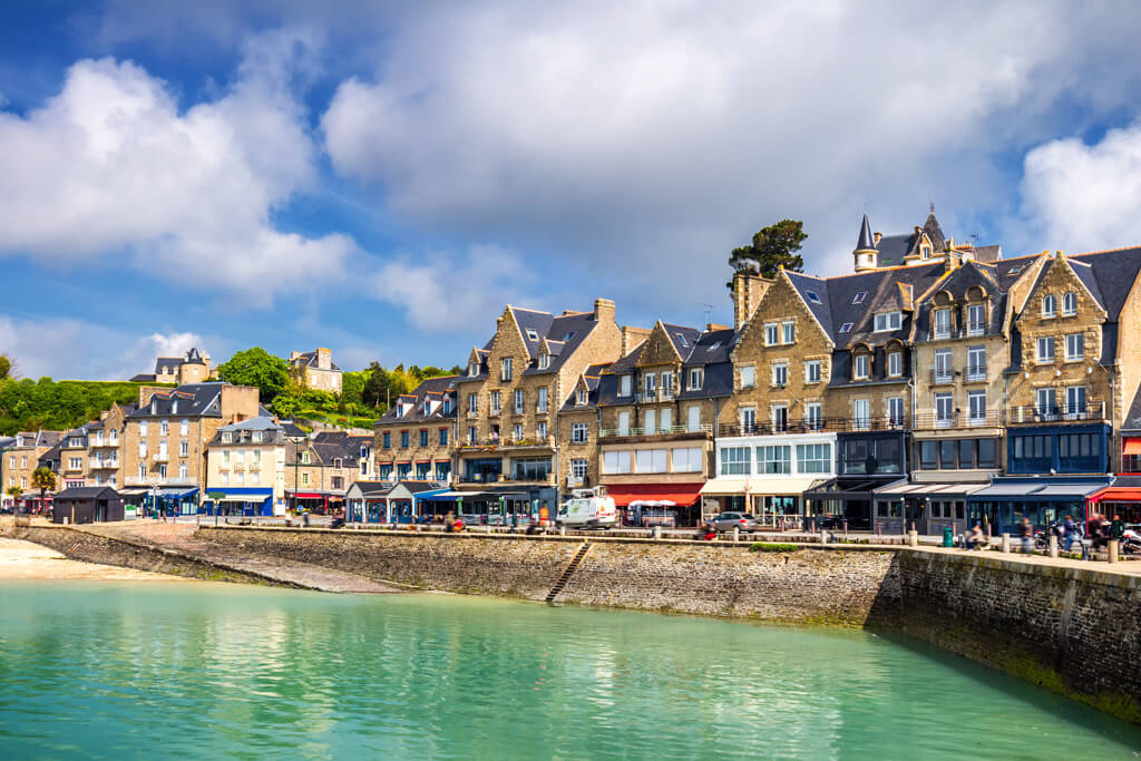 https://mdw-travel-data-us-east-1.s3.amazonaws.com/img/country/France/Port-de-Cancale/img_01.jpg