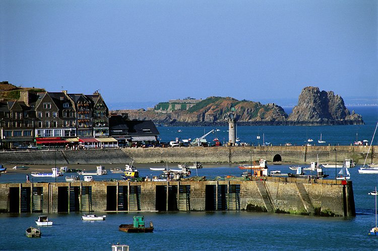 https://mdw-travel-data-us-east-1.s3.amazonaws.com/img/country/France/Port-de-Cancale/img_04.jpg