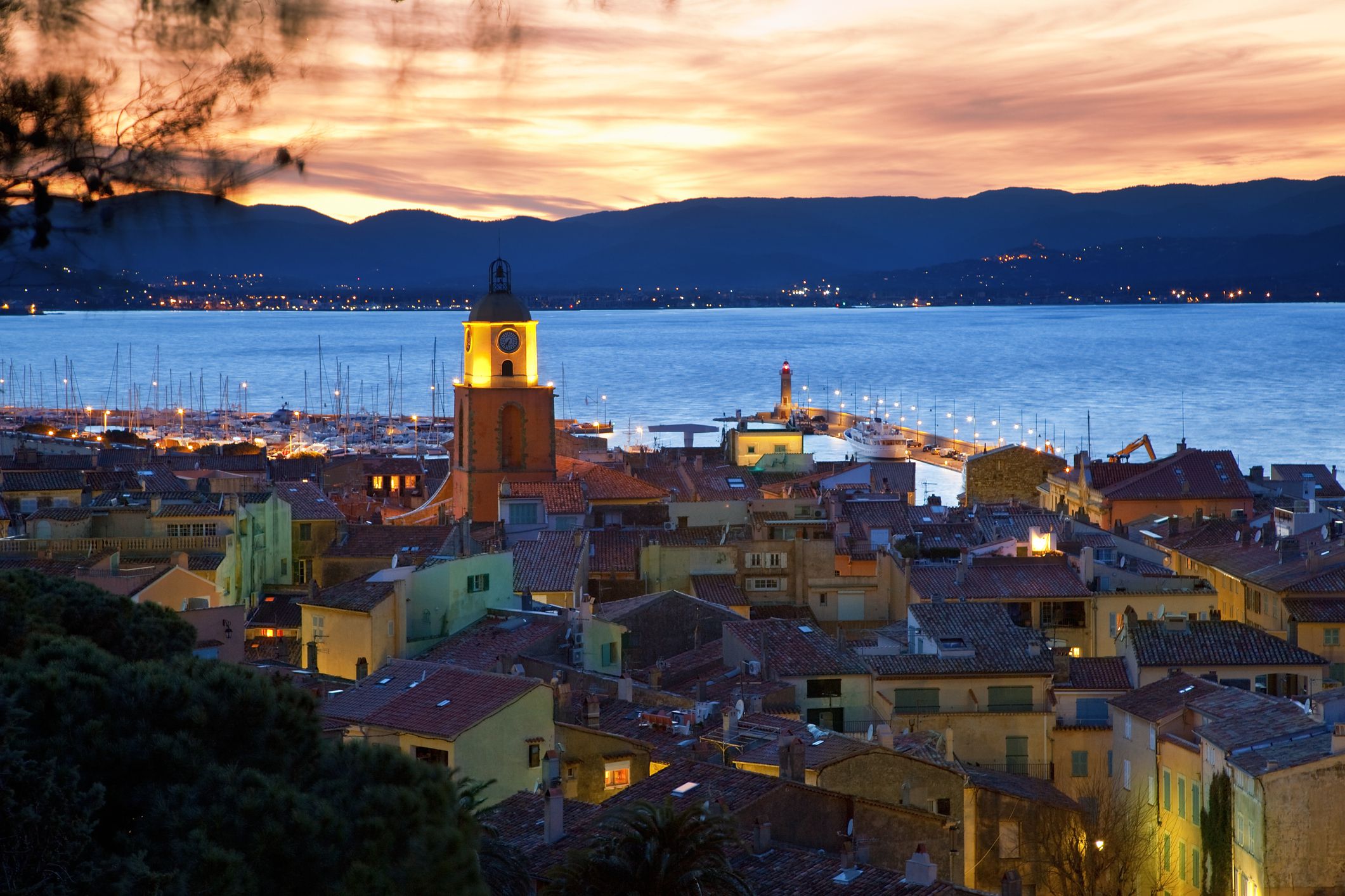 https://mdw-travel-data-us-east-1.s3.amazonaws.com/img/country/France/Port-of-Saint-Tropez/img_03.jpg