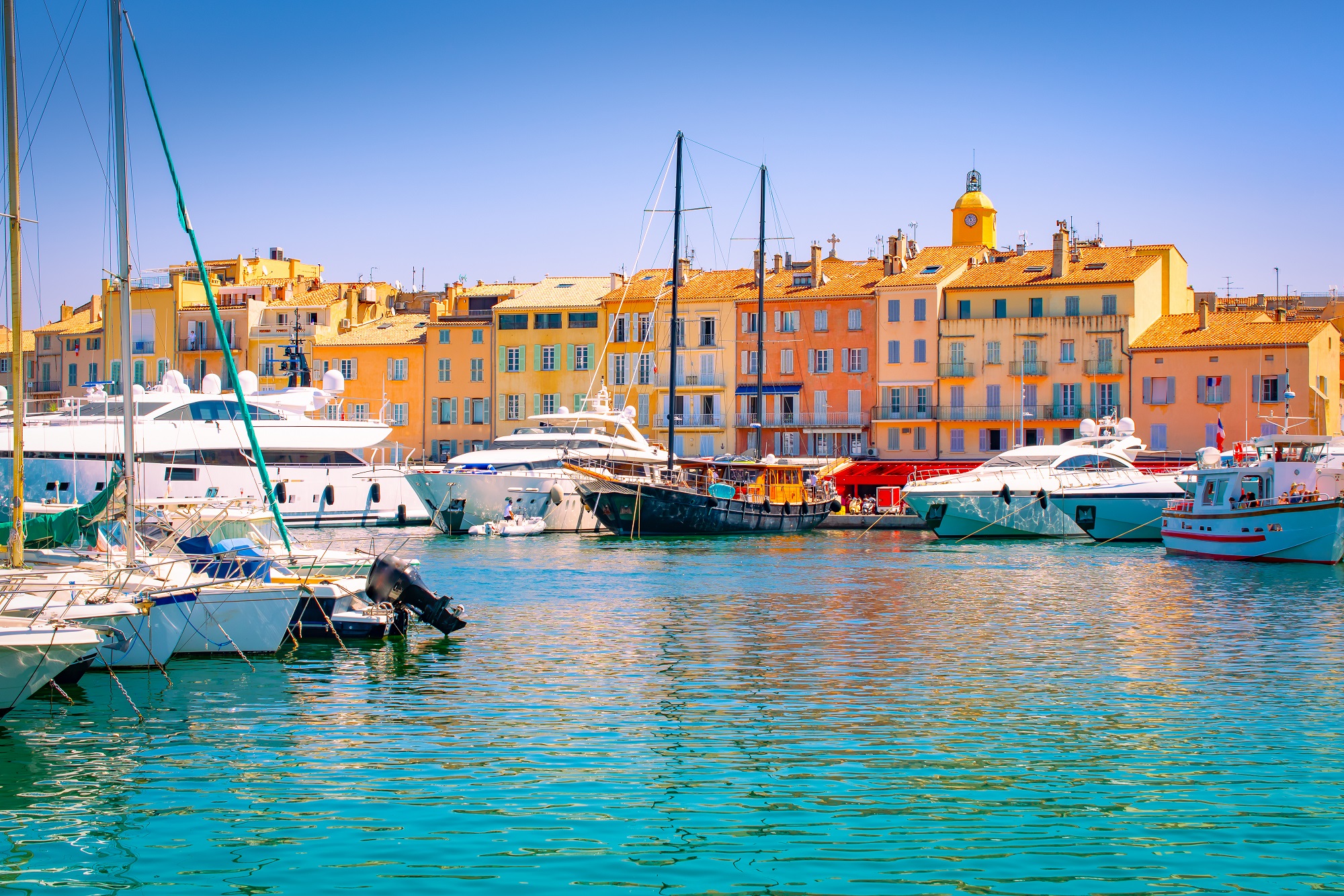 https://mdw-travel-data-us-east-1.s3.amazonaws.com/img/country/France/Port-of-Saint-Tropez/img_04.jpg