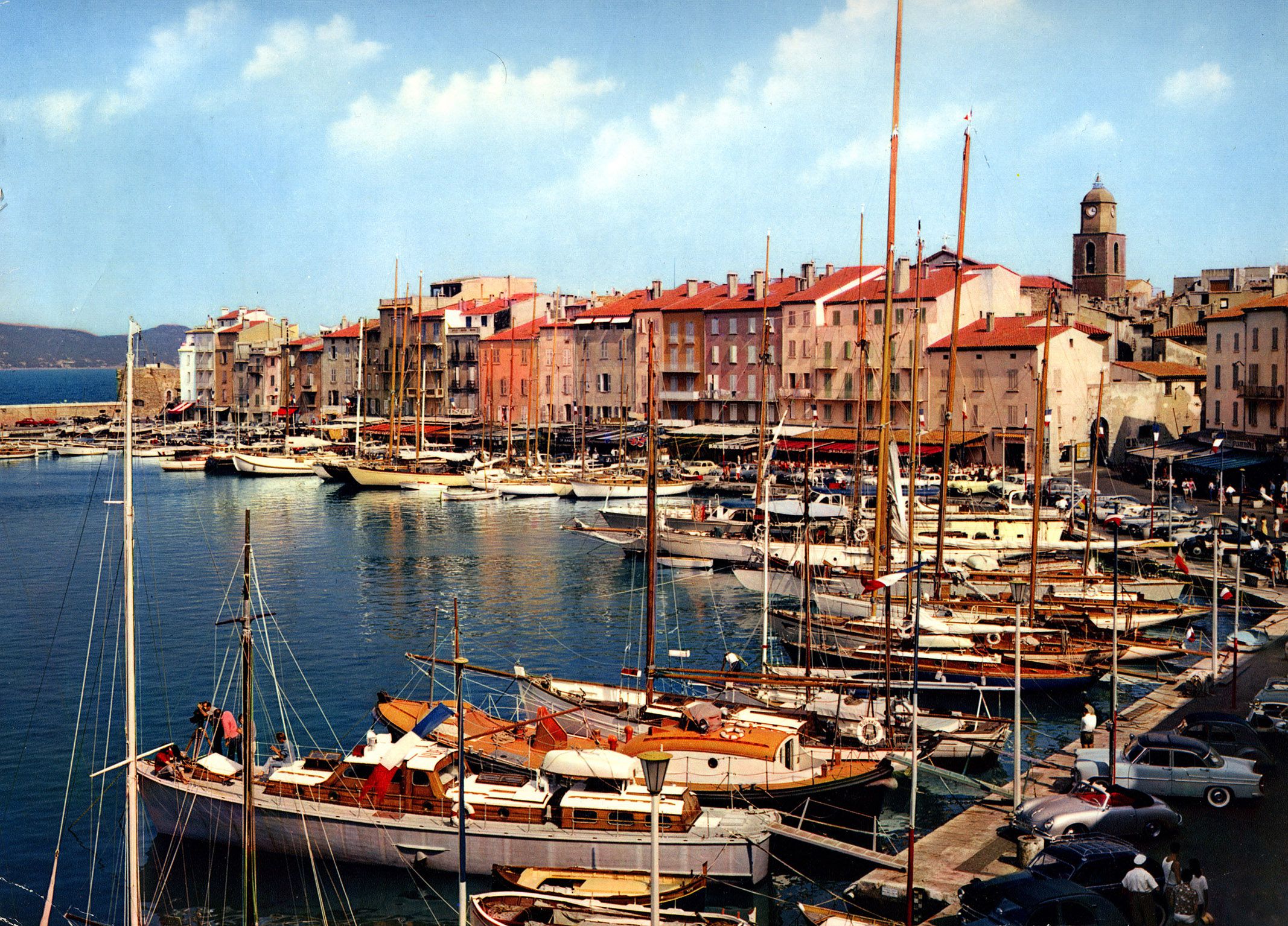https://mdw-travel-data-us-east-1.s3.amazonaws.com/img/country/France/Port-of-Saint-Tropez/img_05.jpg