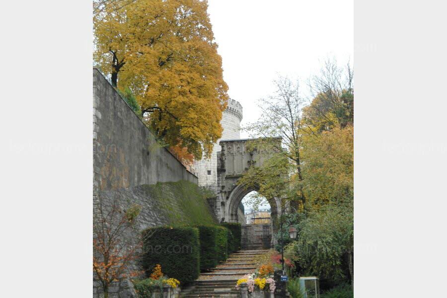 https://mdw-travel-data-us-east-1.s3.amazonaws.com/img/country/France/Portail-Saint-Dominique/img_02.jpg