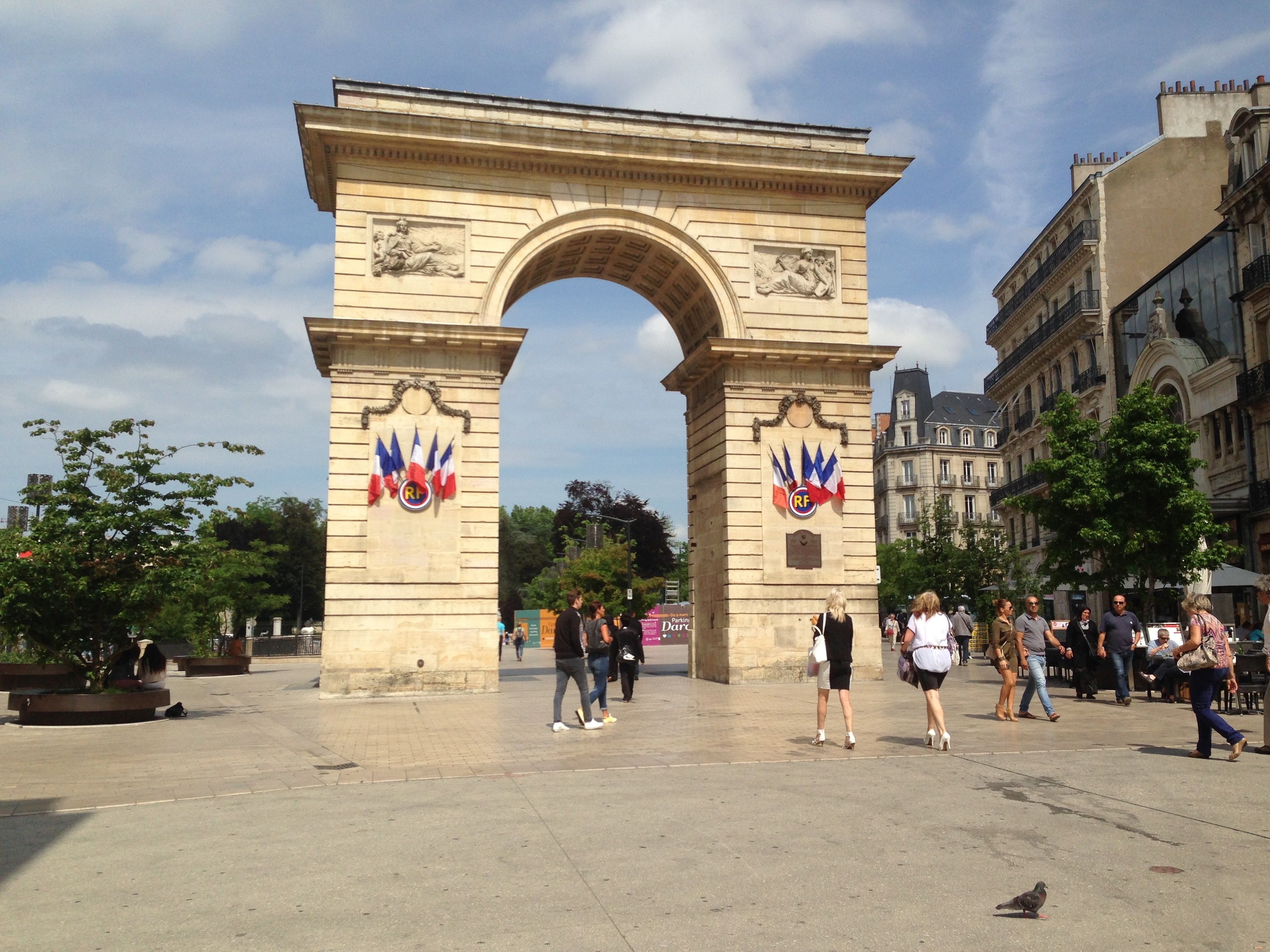 https://mdw-travel-data-us-east-1.s3.amazonaws.com/img/country/France/Porte-Guillaume/img_00.jpg