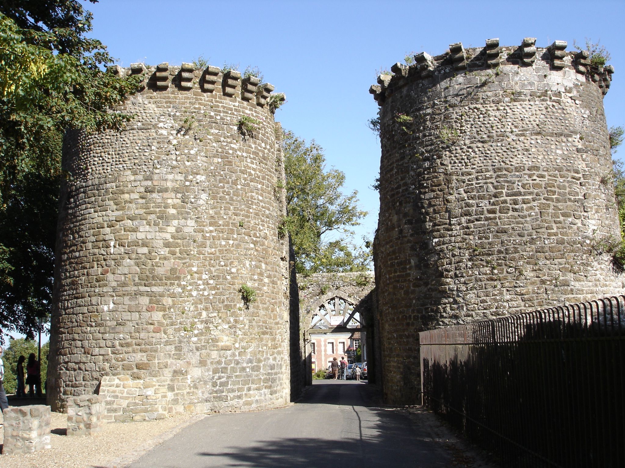 https://mdw-travel-data-us-east-1.s3.amazonaws.com/img/country/France/Porte-Guillaume/img_01.jpg