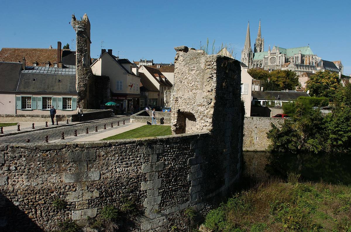 https://mdw-travel-data-us-east-1.s3.amazonaws.com/img/country/France/Porte-Guillaume/img_02.jpg