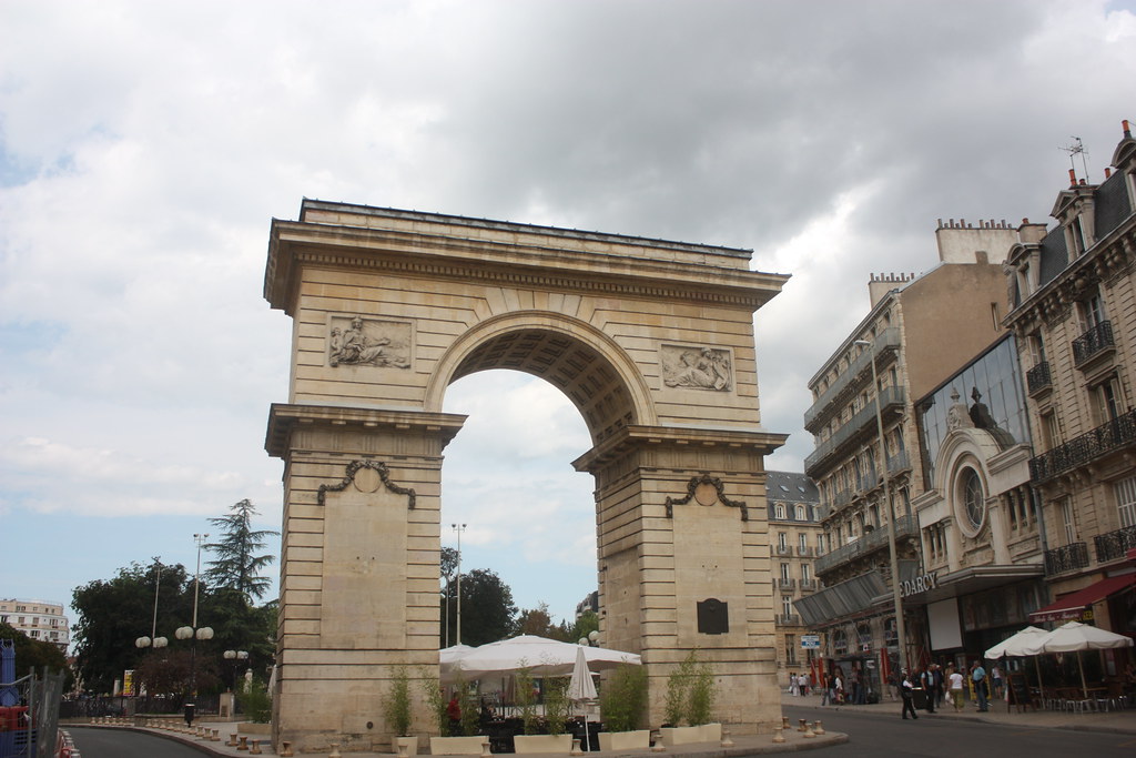 https://mdw-travel-data-us-east-1.s3.amazonaws.com/img/country/France/Porte-Guillaume/img_03.jpg