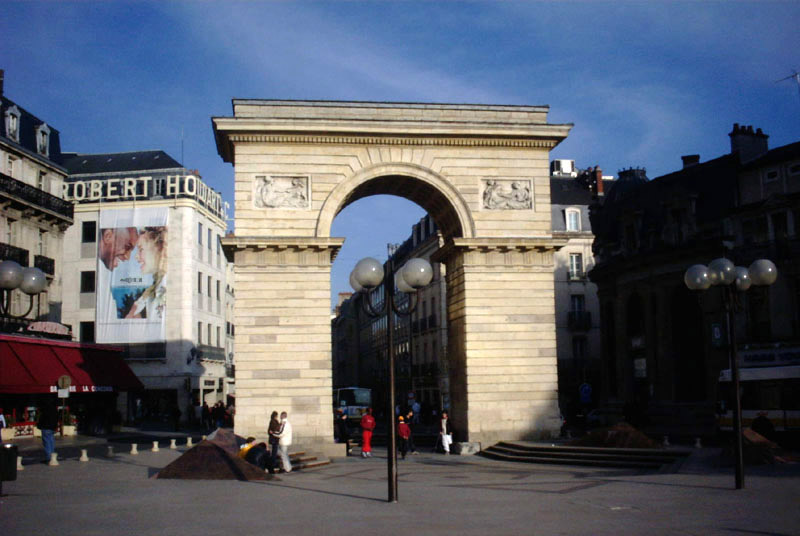 https://mdw-travel-data-us-east-1.s3.amazonaws.com/img/country/France/Porte-Guillaume/img_05.jpg