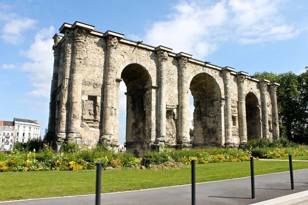 https://mdw-travel-data-us-east-1.s3.amazonaws.com/img/country/France/Porte-Mars/img_05.jpg