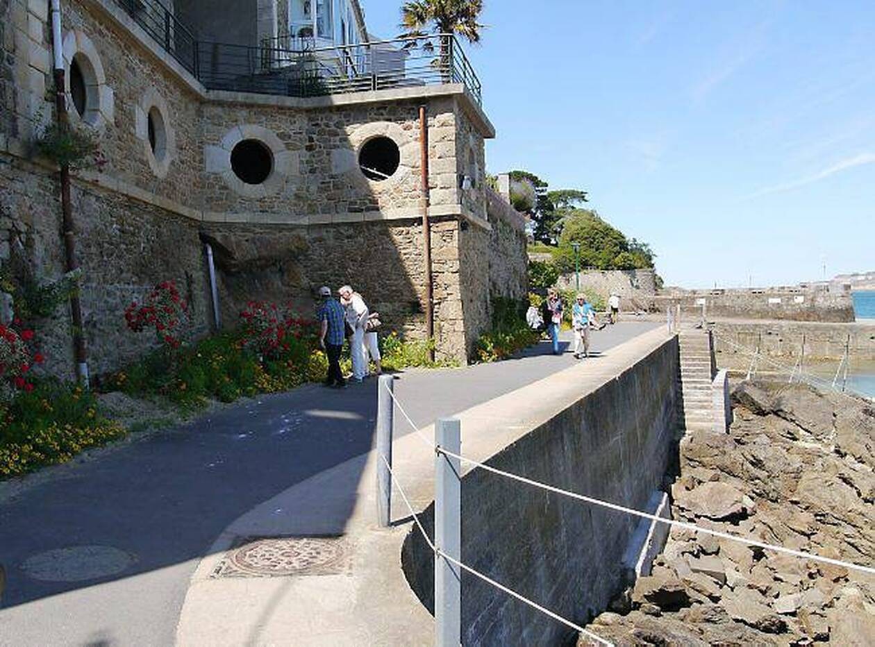 https://mdw-travel-data-us-east-1.s3.amazonaws.com/img/country/France/Promenade-du-Clair-de-Lune/img_03.jpg