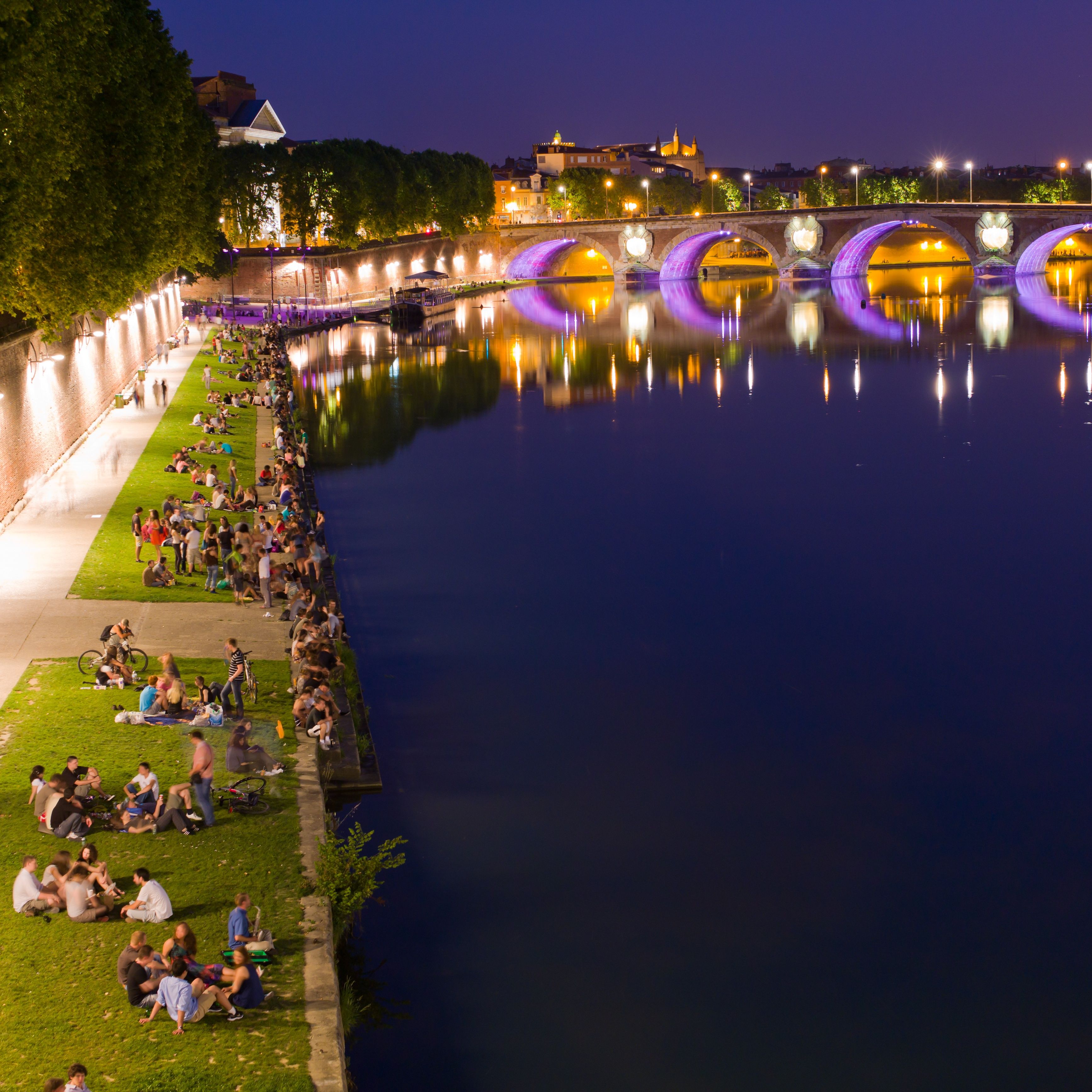 https://mdw-travel-data-us-east-1.s3.amazonaws.com/img/country/France/Quai-de-la-Daurade/img_00.jpg