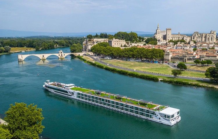 https://mdw-travel-data-us-east-1.s3.amazonaws.com/img/country/France/Quais-du-Rhone/img_02.jpg