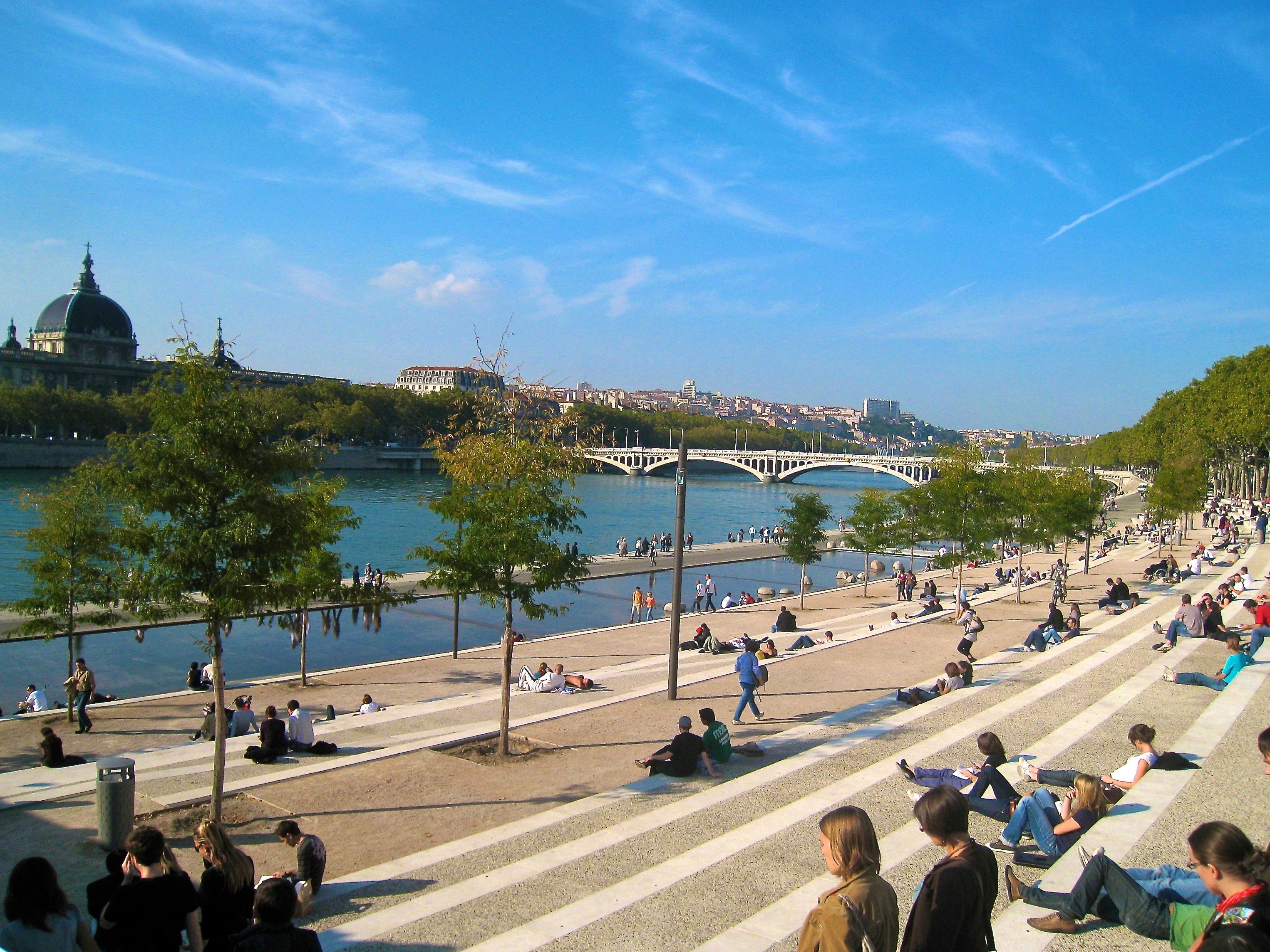 https://mdw-travel-data-us-east-1.s3.amazonaws.com/img/country/France/Quais-du-Rhone/img_03.jpg