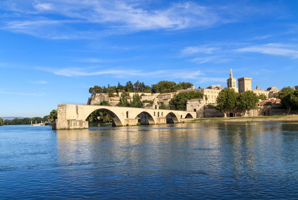 https://mdw-travel-data-us-east-1.s3.amazonaws.com/img/country/France/Quais-du-Rhone/img_04.jpg