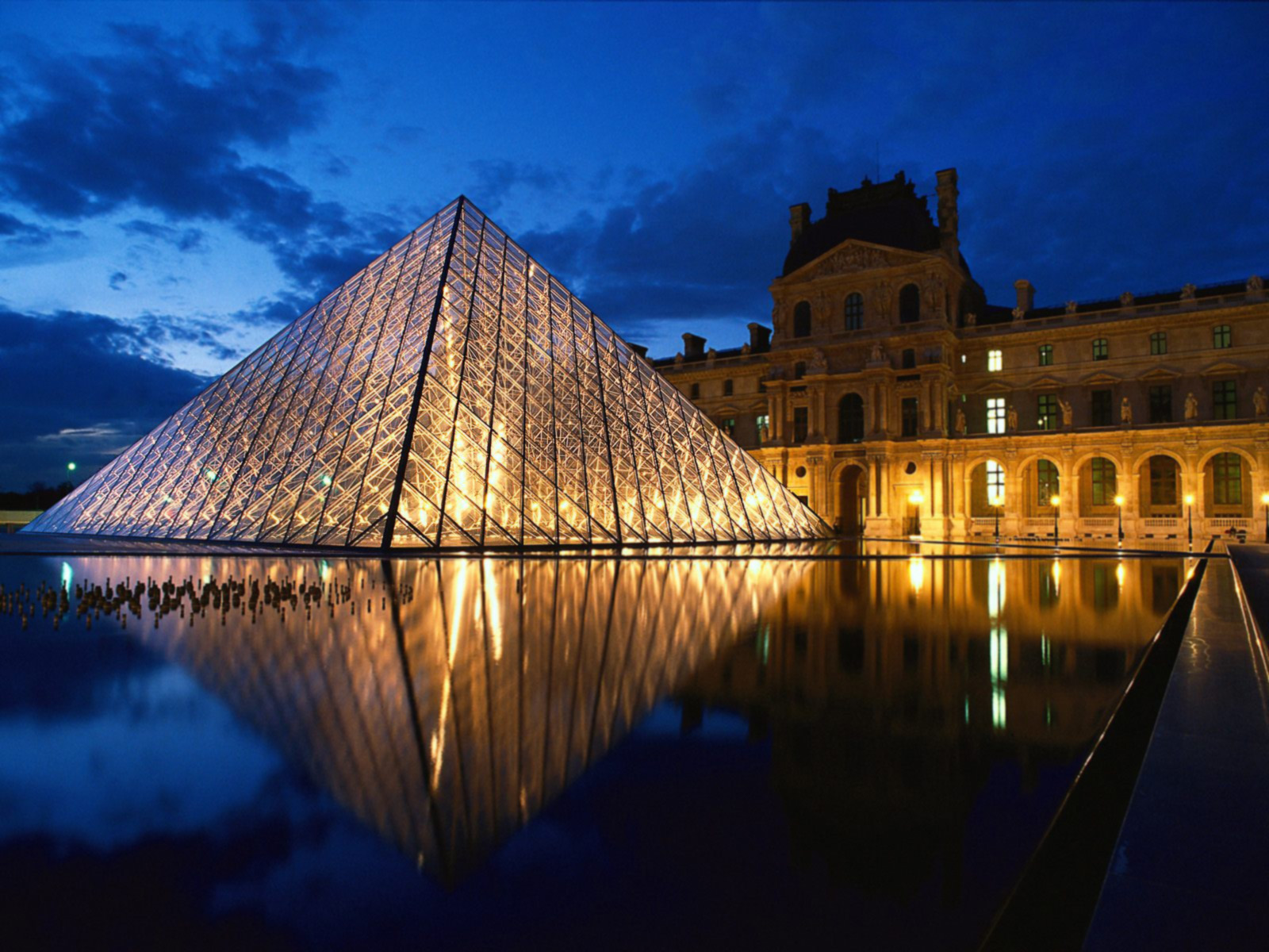 https://mdw-travel-data-us-east-1.s3.amazonaws.com/img/country/France/Quais-du-Rhone/img_05.jpg
