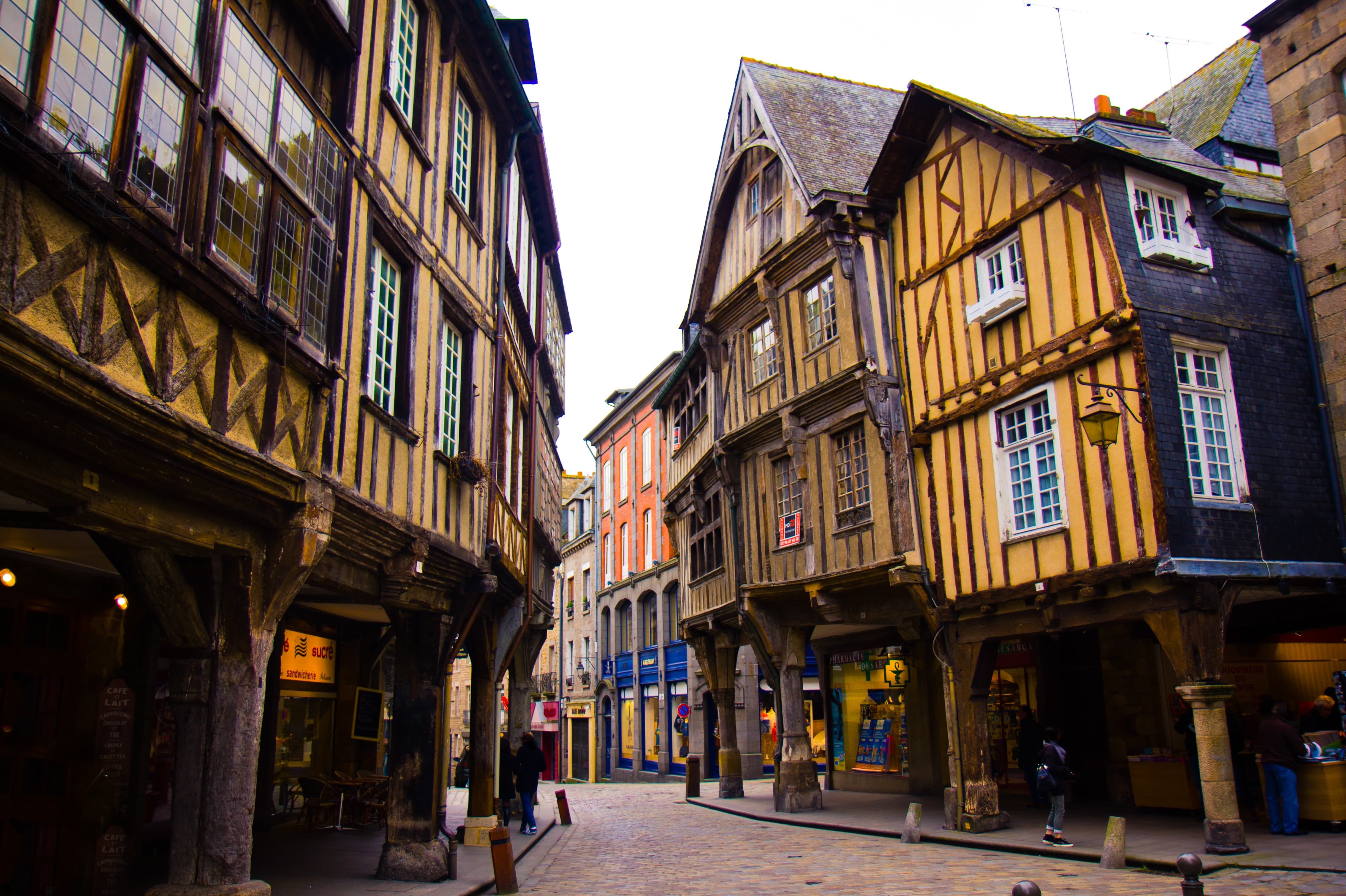 https://mdw-travel-data-us-east-1.s3.amazonaws.com/img/country/France/Remparts-de-Dinan/img_01.jpg