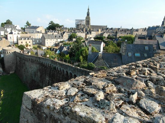 https://mdw-travel-data-us-east-1.s3.amazonaws.com/img/country/France/Remparts-de-Dinan/img_03.jpg