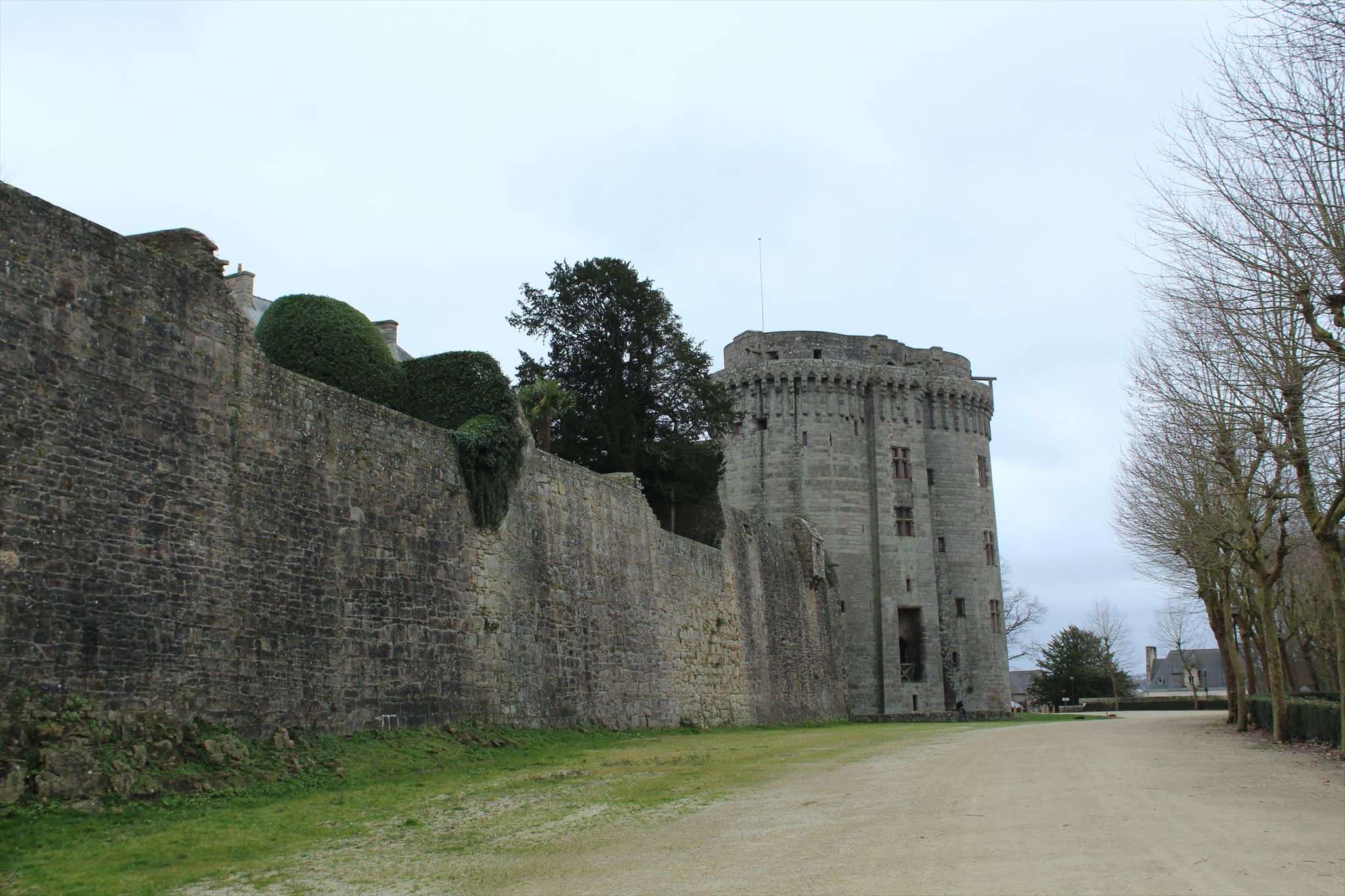 https://mdw-travel-data-us-east-1.s3.amazonaws.com/img/country/France/Remparts-de-Dinan/img_04.jpg