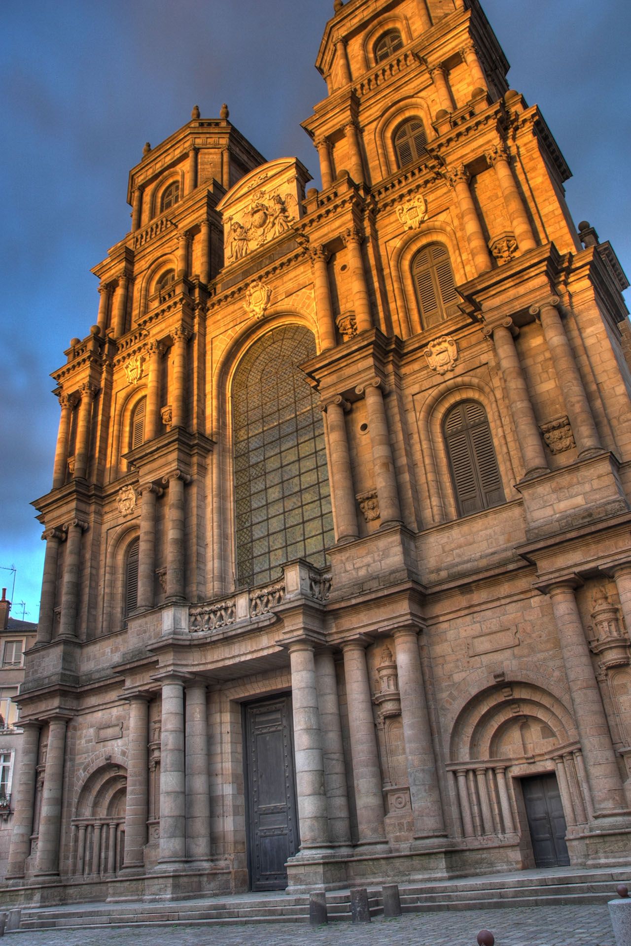 https://mdw-travel-data-us-east-1.s3.amazonaws.com/img/country/France/Rennes-Cathedral/img_01.jpg