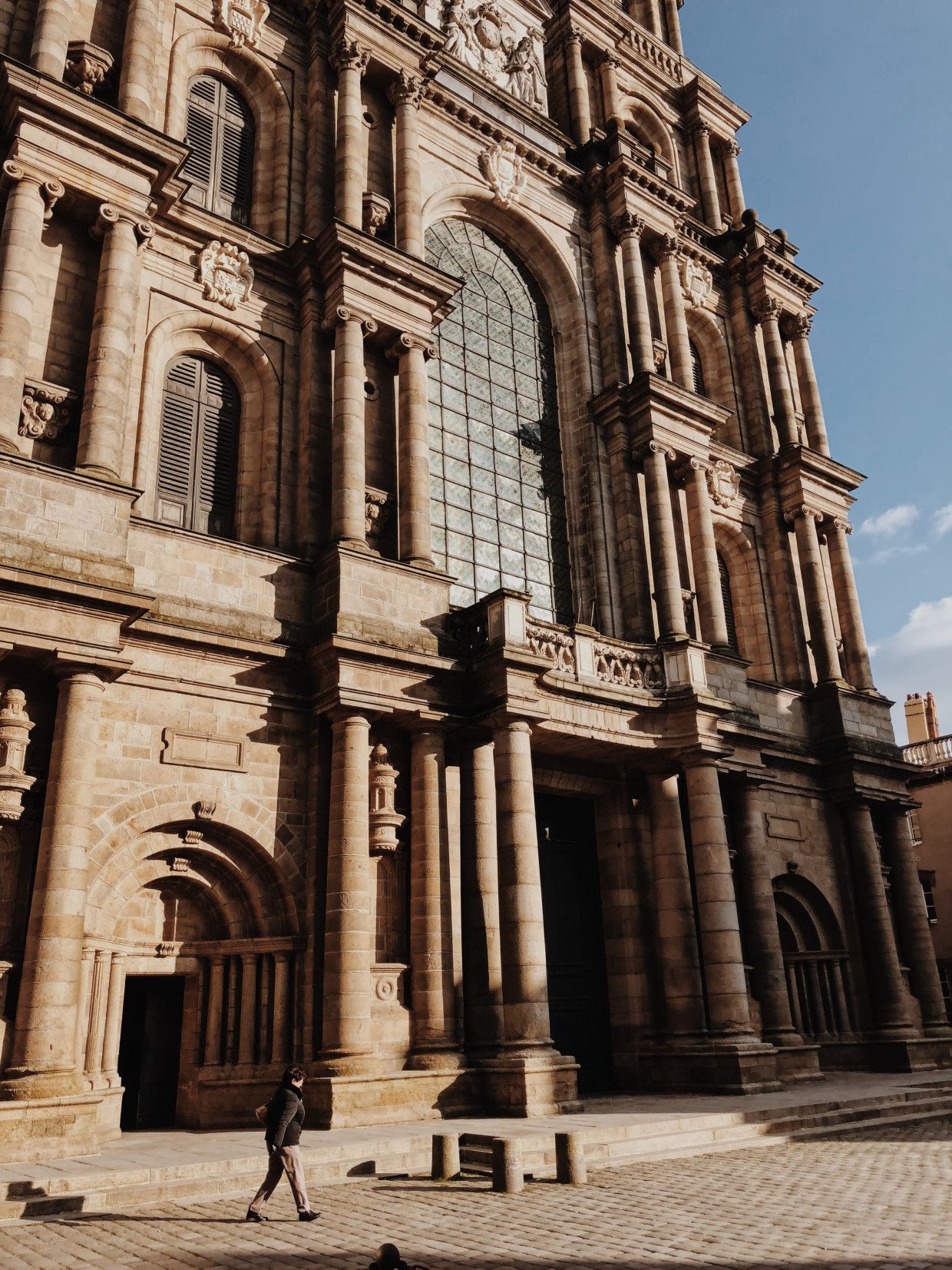 https://mdw-travel-data-us-east-1.s3.amazonaws.com/img/country/France/Rennes-Cathedral/img_04.jpg