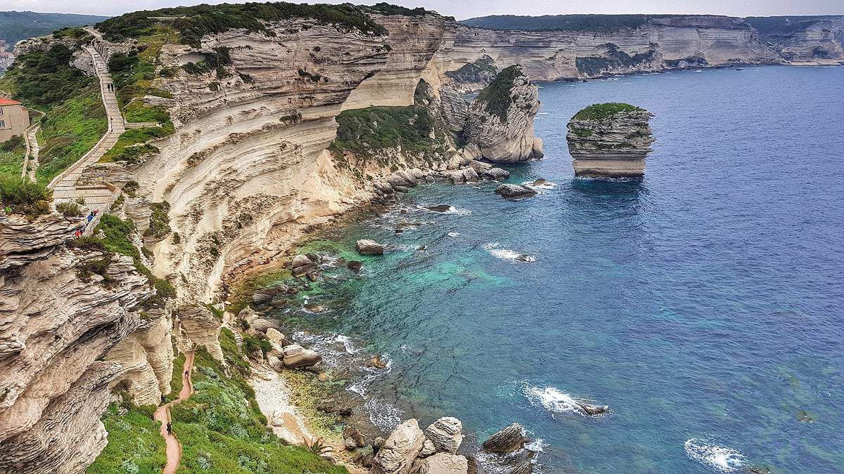 https://mdw-travel-data-us-east-1.s3.amazonaws.com/img/country/France/Reserve-naturelle-des-Bouches-de-Bonifacio-Lavezzi/img_02.jpg