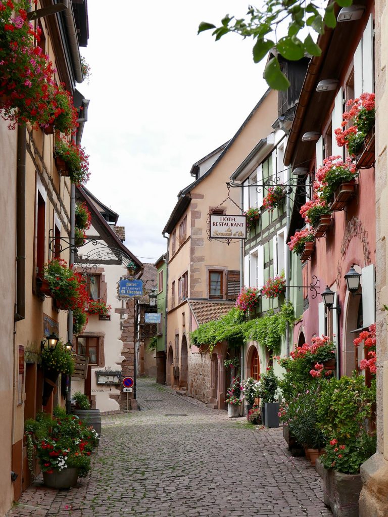 https://mdw-travel-data-us-east-1.s3.amazonaws.com/img/country/France/Riquewihr/img_05.jpg