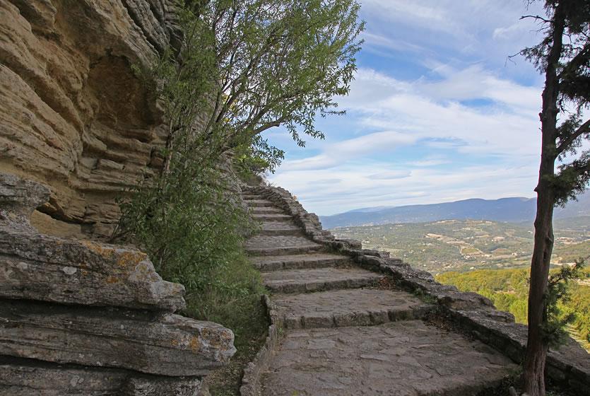 https://mdw-travel-data-us-east-1.s3.amazonaws.com/img/country/France/Rocher-de-Saignon/img_01.jpg