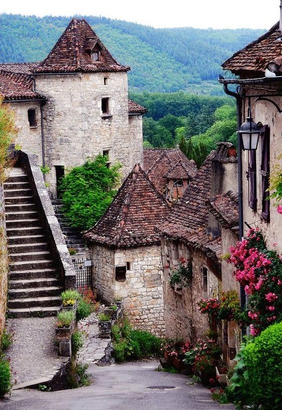 https://mdw-travel-data-us-east-1.s3.amazonaws.com/img/country/France/Saint-Cirq-Lapopie/img_02.jpg