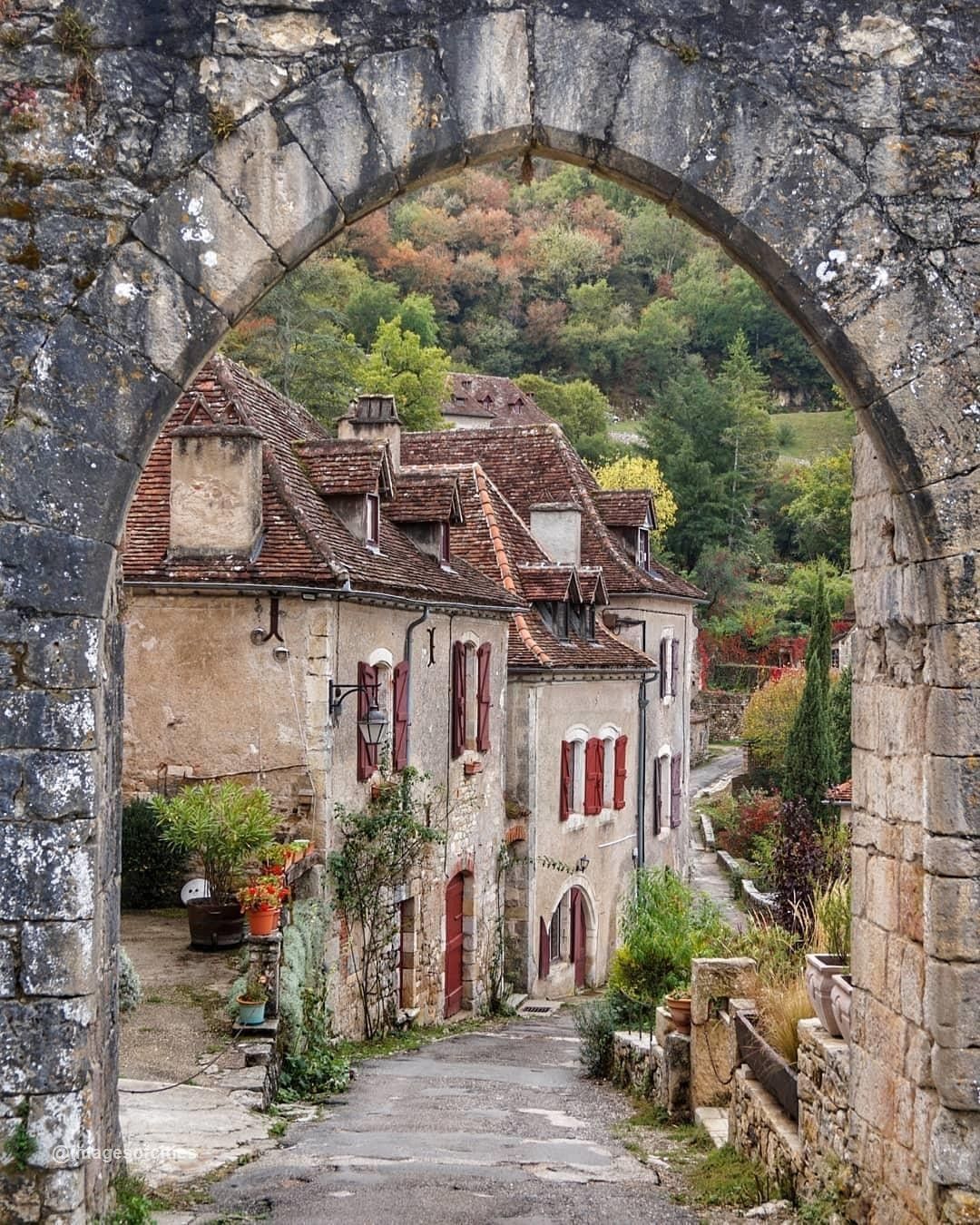 https://mdw-travel-data-us-east-1.s3.amazonaws.com/img/country/France/Saint-Cirq-Lapopie/img_03.jpg
