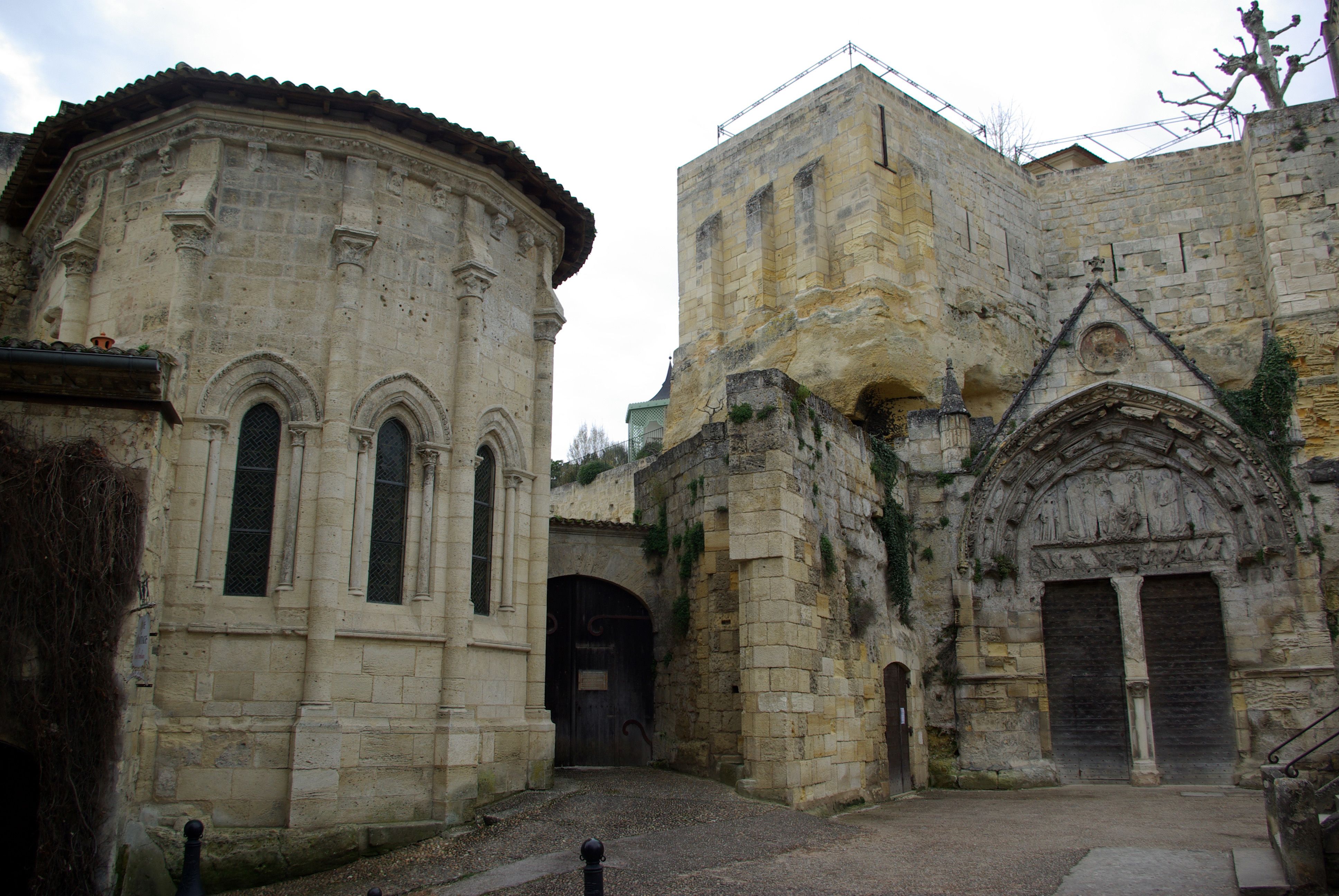 https://mdw-travel-data-us-east-1.s3.amazonaws.com/img/country/France/Saint-Emilions-Monolithic-Church/img_00.jpg