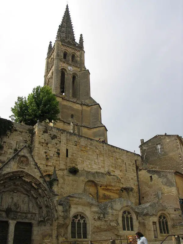 https://mdw-travel-data-us-east-1.s3.amazonaws.com/img/country/France/Saint-Emilions-Monolithic-Church/img_01.jpg