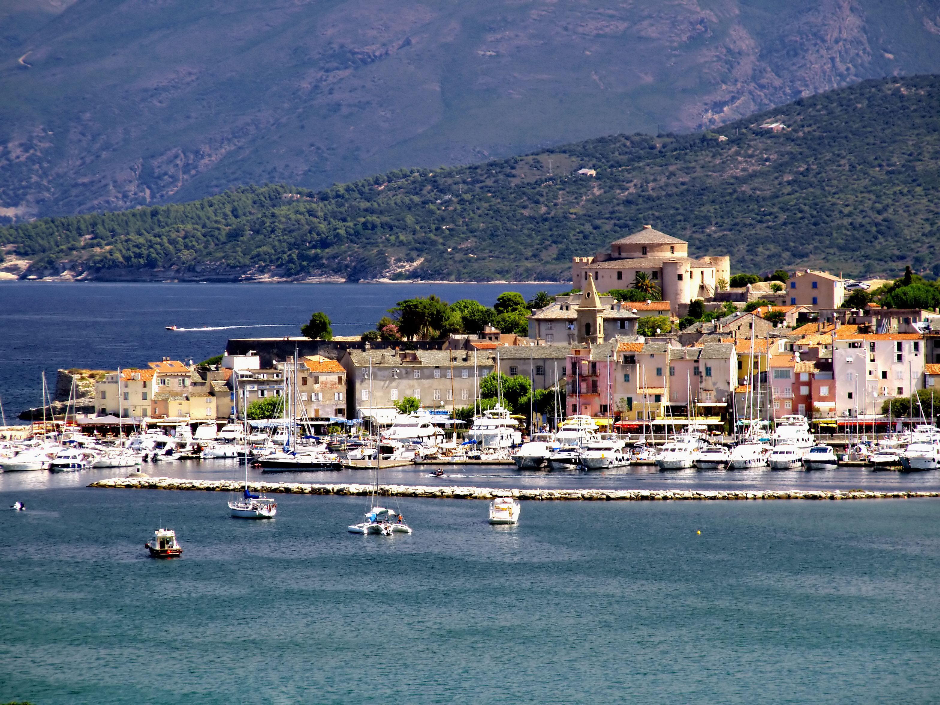 https://mdw-travel-data-us-east-1.s3.amazonaws.com/img/country/France/Saint-Florent/img_03.jpg