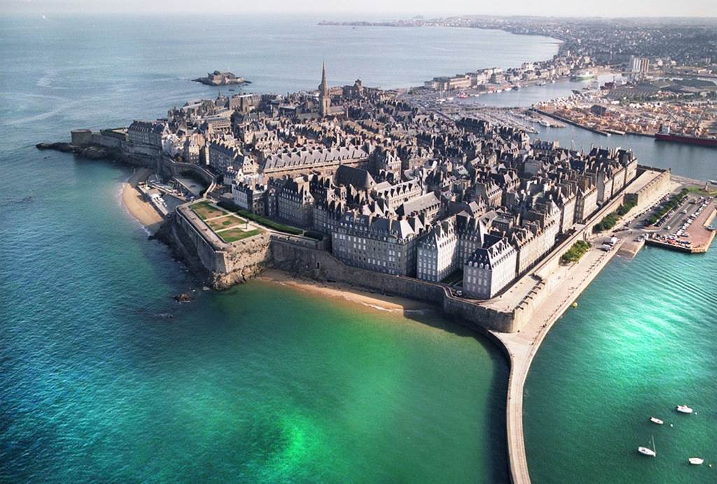 https://mdw-travel-data-us-east-1.s3.amazonaws.com/img/country/France/Saint-Malo-Cathedral/img_01.jpg