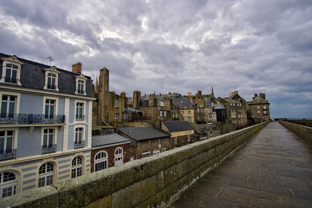 https://mdw-travel-data-us-east-1.s3.amazonaws.com/img/country/France/Saint-Malo-Ramparts/img_02.jpg