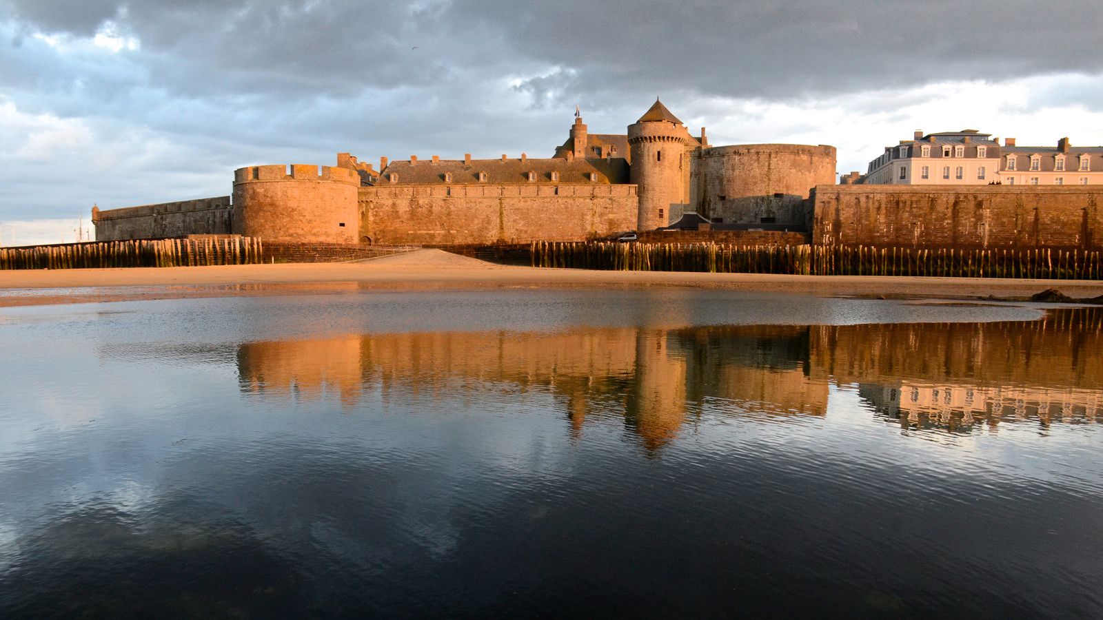 https://mdw-travel-data-us-east-1.s3.amazonaws.com/img/country/France/Saint-Malo-Ramparts/img_03.jpg