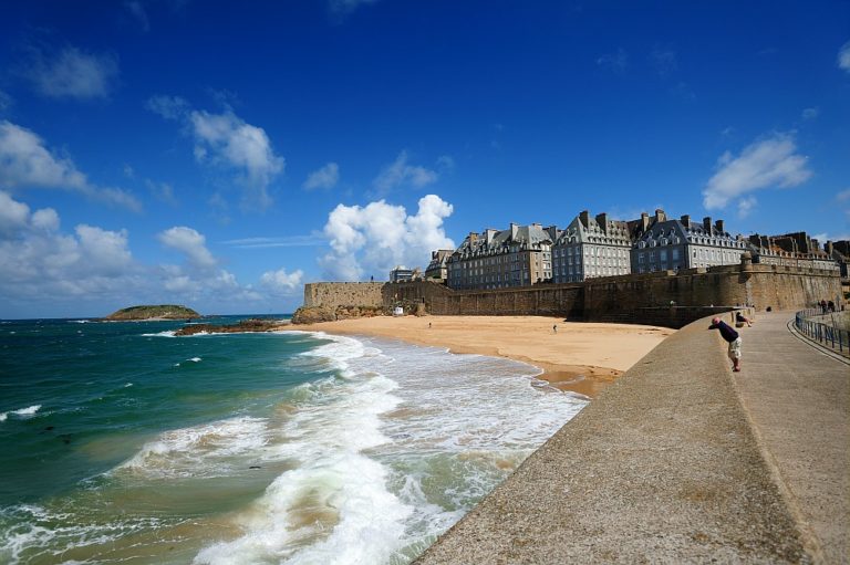 https://mdw-travel-data-us-east-1.s3.amazonaws.com/img/country/France/Saint-Malo/img_03.jpg