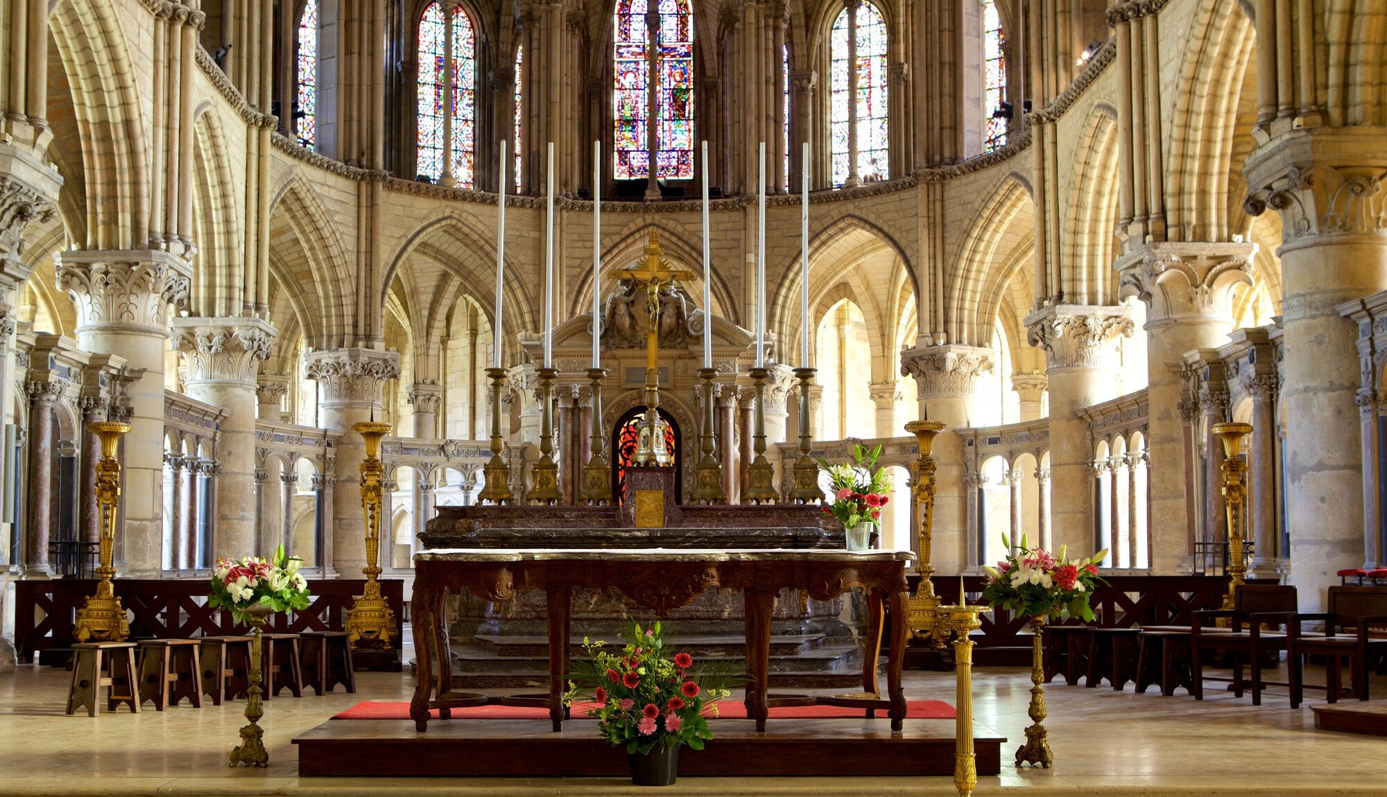 https://mdw-travel-data-us-east-1.s3.amazonaws.com/img/country/France/Saint-Remi-Basilica/img_00.jpg