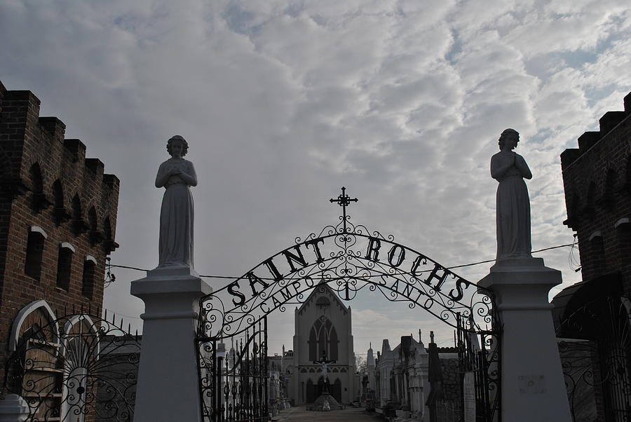 https://mdw-travel-data-us-east-1.s3.amazonaws.com/img/country/France/Saint-Roch-Cemetery/img_01.jpg