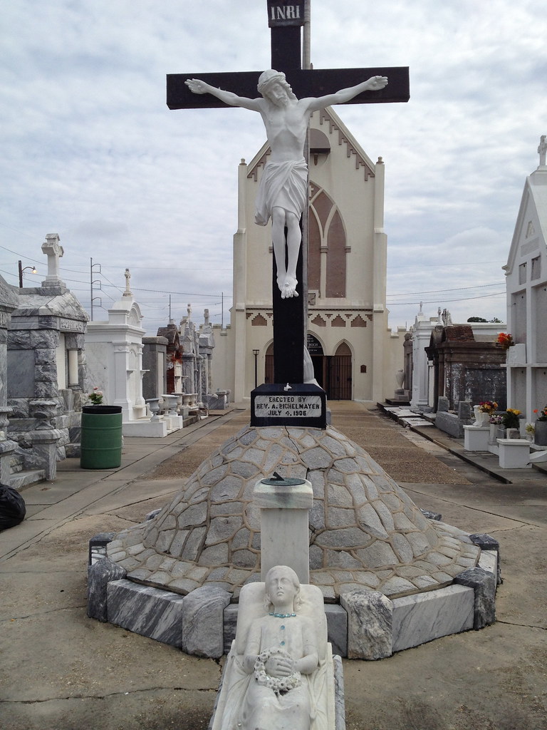 https://mdw-travel-data-us-east-1.s3.amazonaws.com/img/country/France/Saint-Roch-Cemetery/img_03.jpg