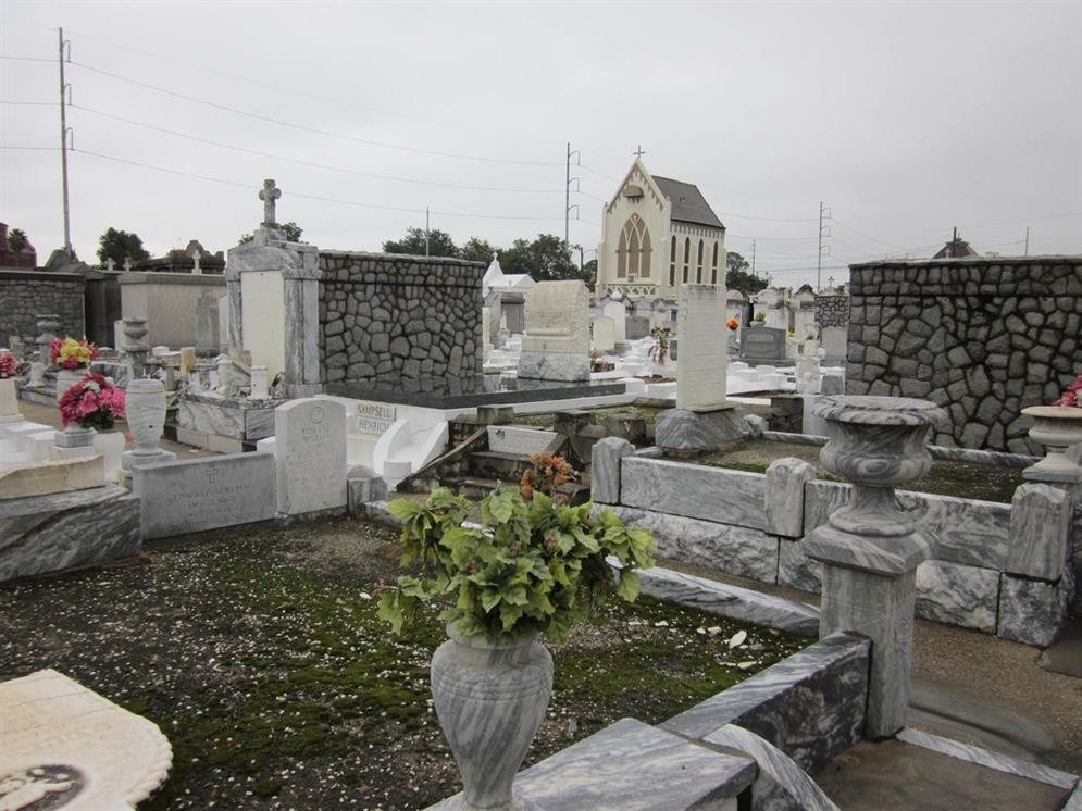 https://mdw-travel-data-us-east-1.s3.amazonaws.com/img/country/France/Saint-Roch-Cemetery/img_04.jpg