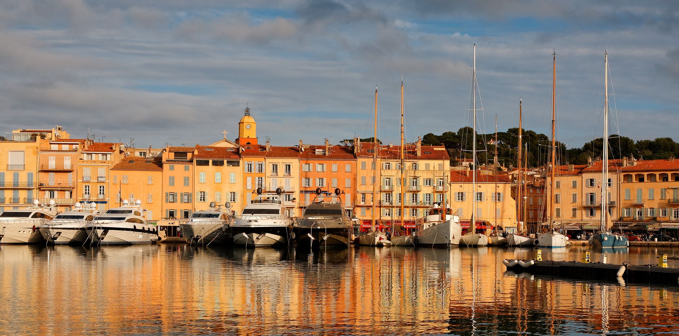 https://mdw-travel-data-us-east-1.s3.amazonaws.com/img/country/France/Saint-Tropez-Port/img_00.jpg