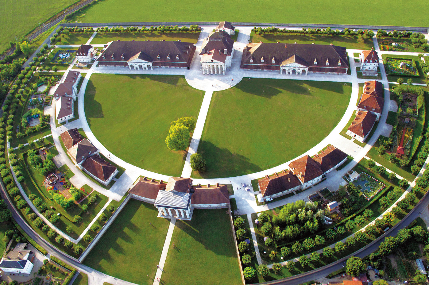 https://mdw-travel-data-us-east-1.s3.amazonaws.com/img/country/France/Saline-royale-dArc-et-Senans/img_00.jpg
