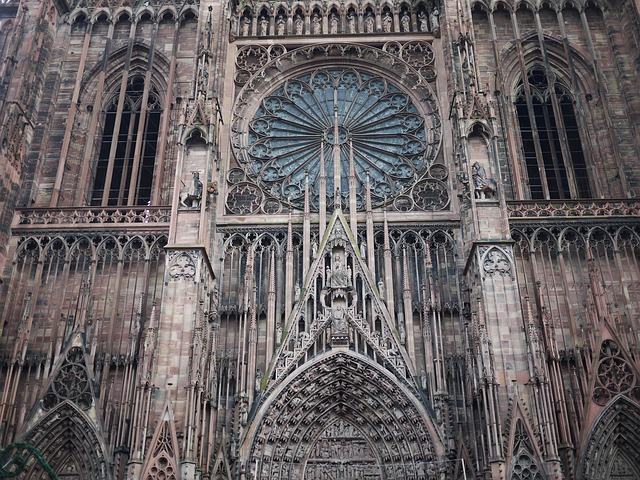 https://mdw-travel-data-us-east-1.s3.amazonaws.com/img/country/France/Strasbourg-Cathedral/img_02.jpg