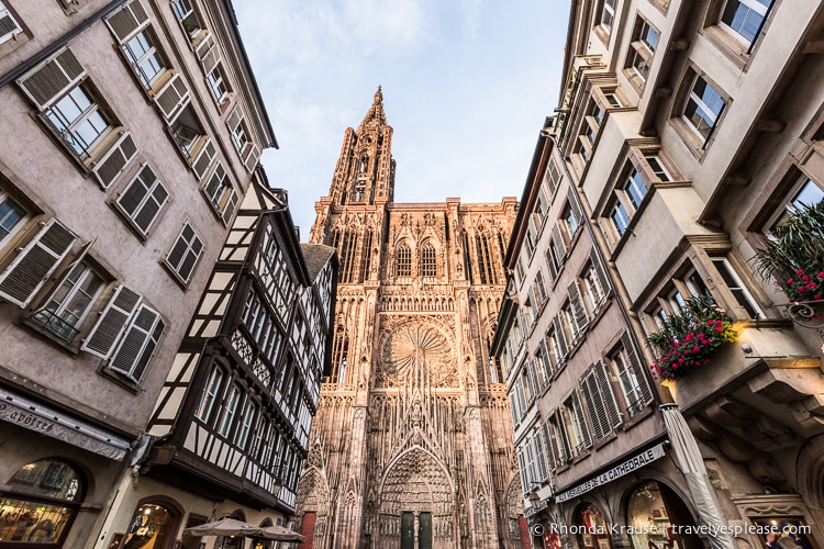 https://mdw-travel-data-us-east-1.s3.amazonaws.com/img/country/France/Strasbourg-Cathedral/img_03.jpg