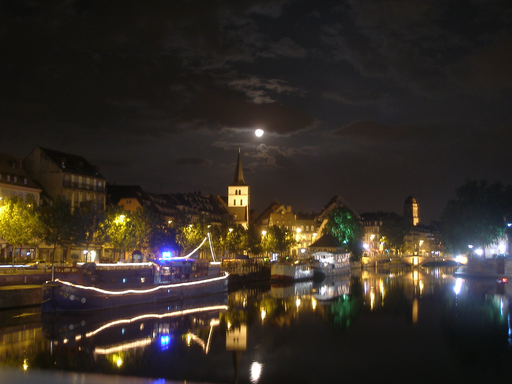 https://mdw-travel-data-us-east-1.s3.amazonaws.com/img/country/France/Strossburi/img_01.jpg